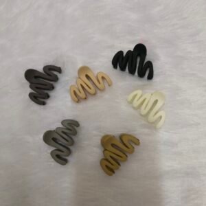 Small matte wavy claw clip