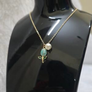Tulip pearl pendant