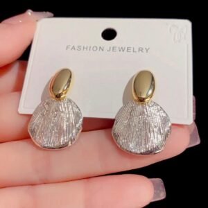 Shell dropped earrings