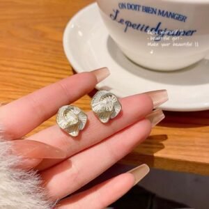 Flower stud earrings