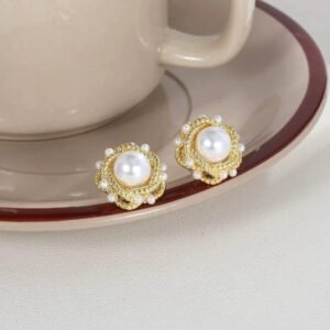 Floral twisted pearl stud