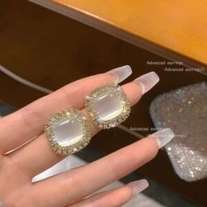 White crystal and pearl stud