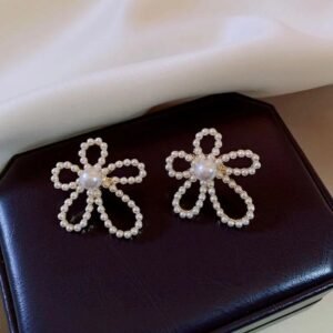 Floral pattern pearl stud